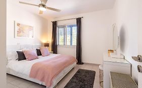 Summer Breeze Holiday Apartment With Pool