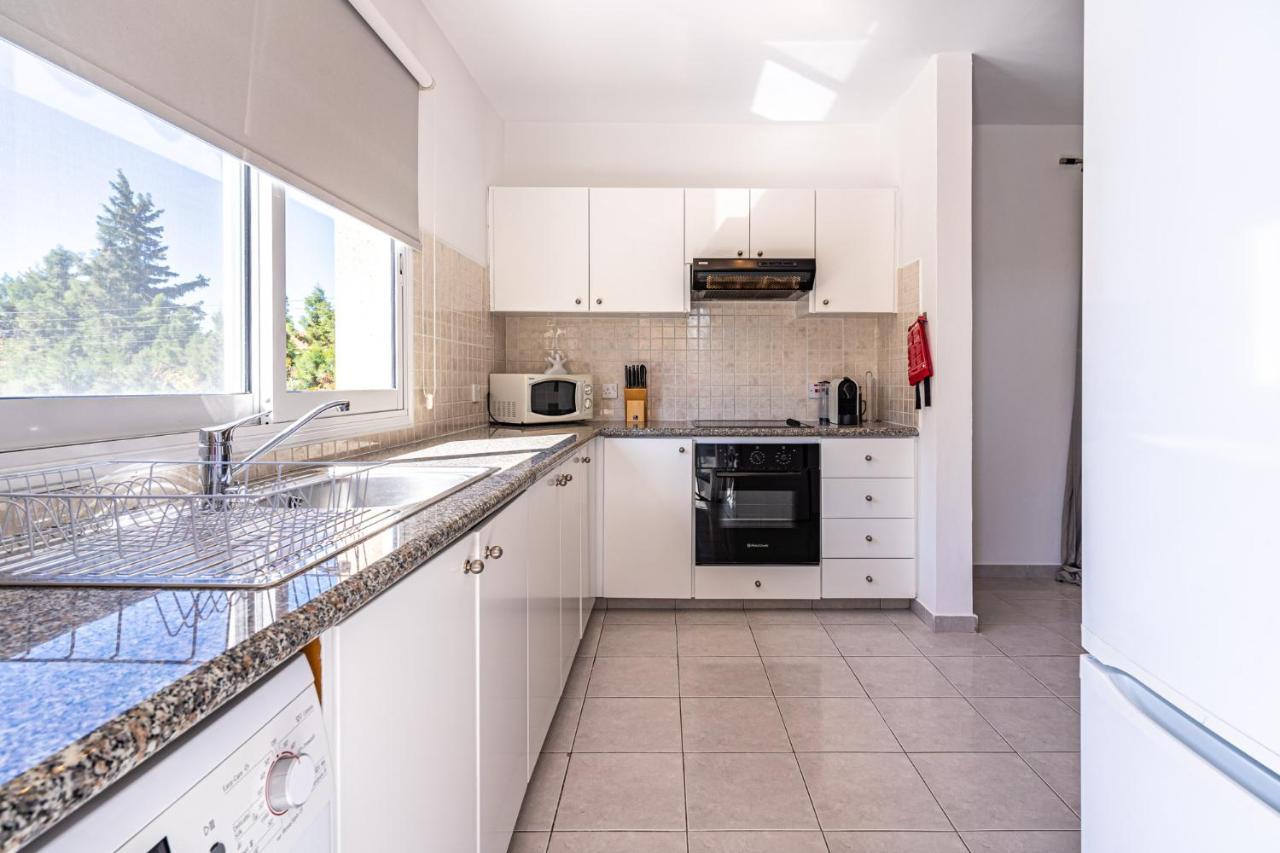 Summer Breeze Holiday Apartment With Pool Paphos Exterior photo